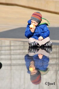 El niño y la manzana