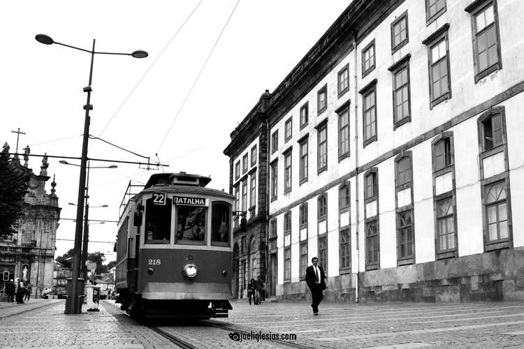 Tranvía junto a la universidad 
